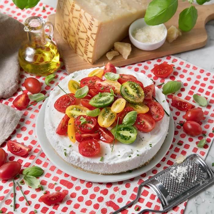 Herzhafter Cheesecake mit Ricotta, Grana Padano DOP, Cocktailtomaten und Basilikum