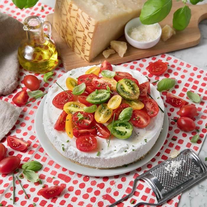 Tarta de queso salada con ricotta, Grana Padano PDO, tomates cherry y albahaca