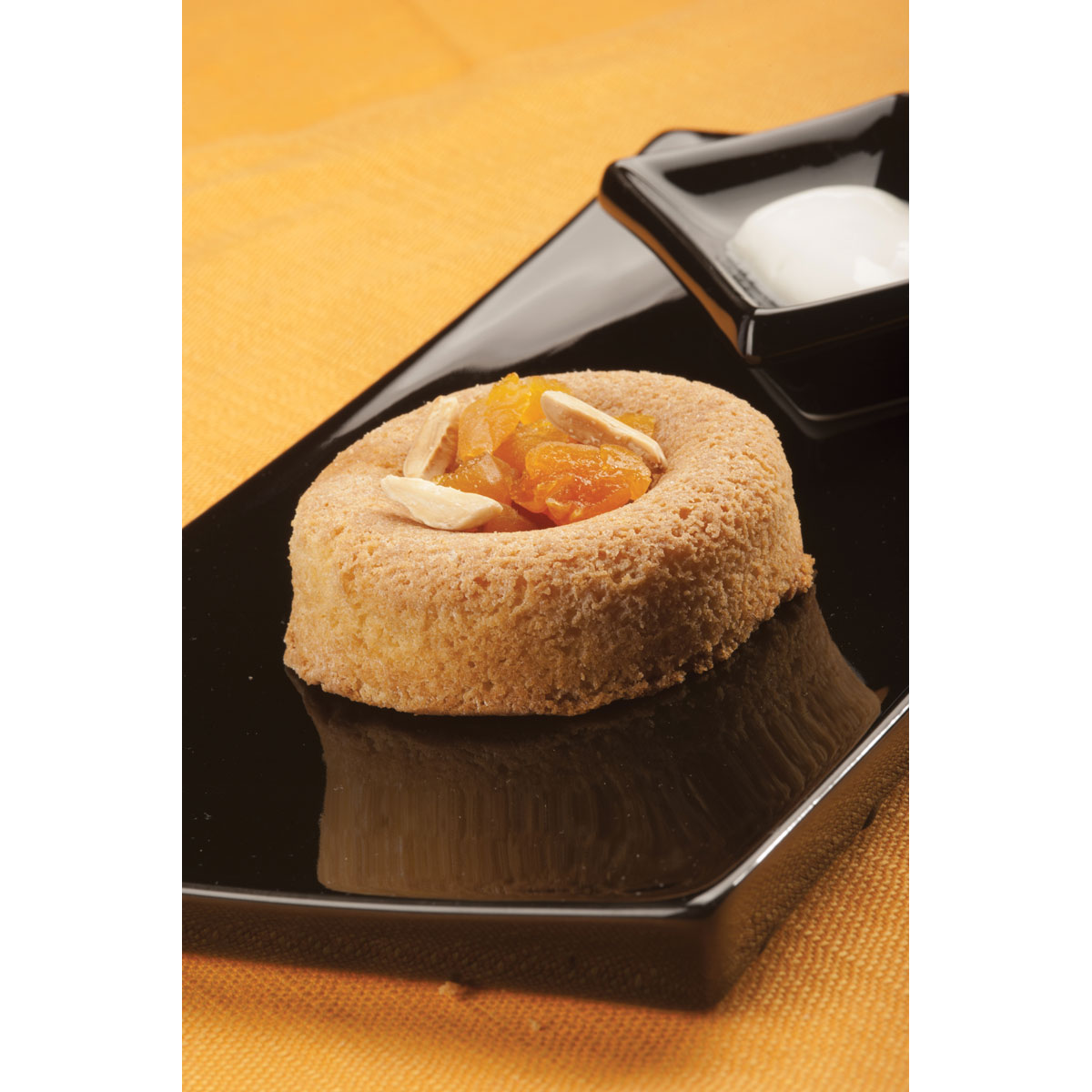 Ciambella allo yogurt e Grana Padano, albicocche e mandorle