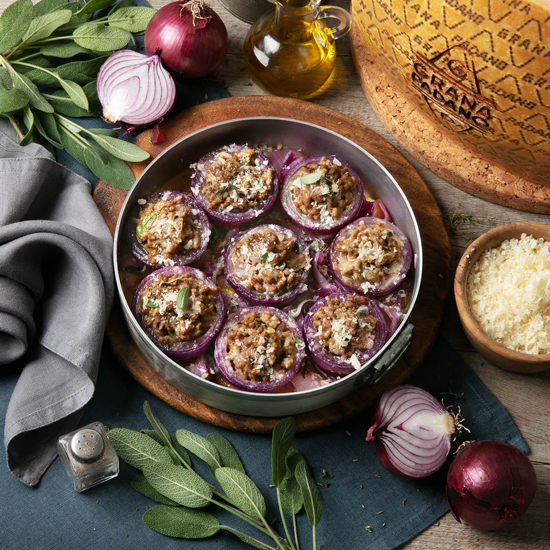 Rote Ofenzwiebeln gefüllt mit Hackfleisch, Grana Padano und Rosmarin