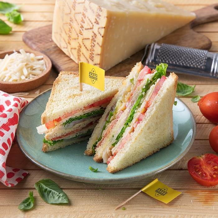 Club Sandwich mit geräuchertem Schwertfisch, Tomaten, Kopfsalat, Mayonnaise und Grana Padano