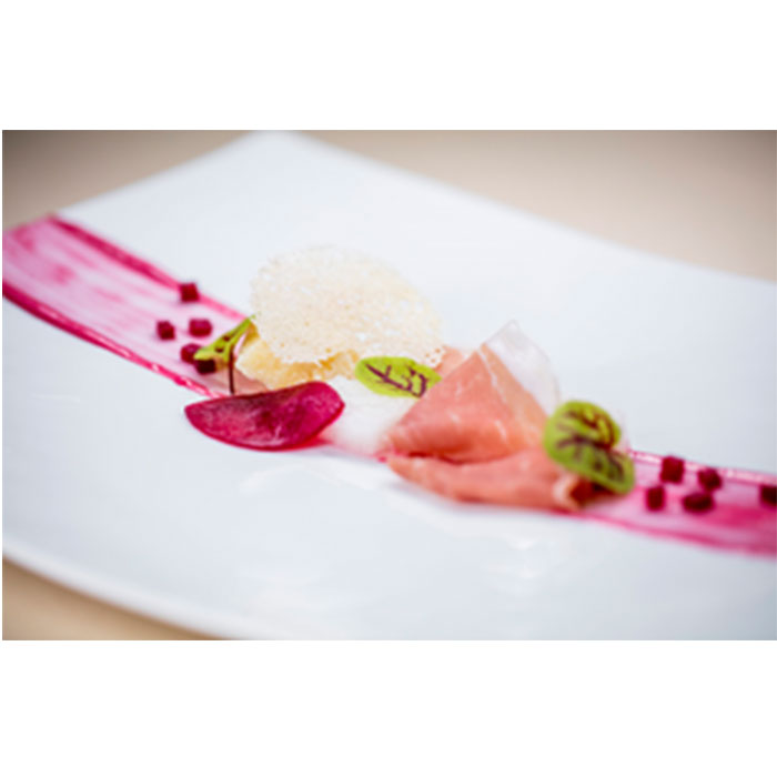 Composizione di prosciutto di San Daniele DOP e barbabietole rosse su puff di Grana Padano