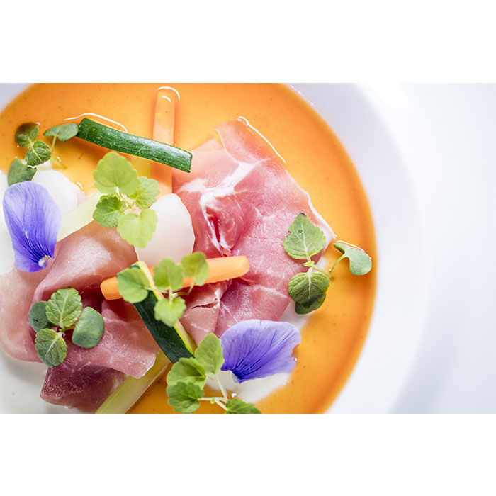 Composizione di Prosciutto di San Daniele su crema di Grana Padano e infuso di peperoni arrostiti