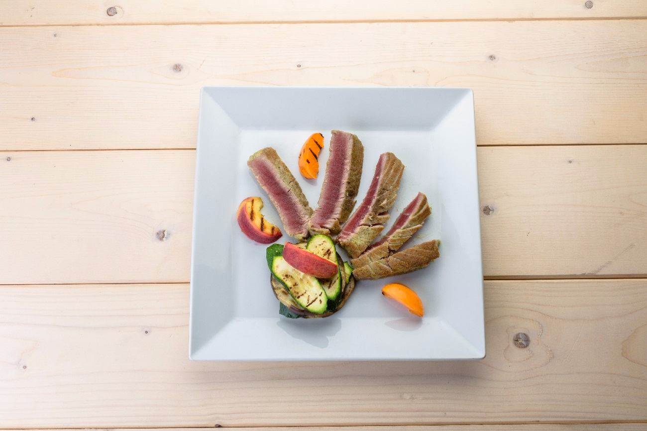 Tagliata di tonno al Grana Padano, insalata di frutta e verdura grigliata