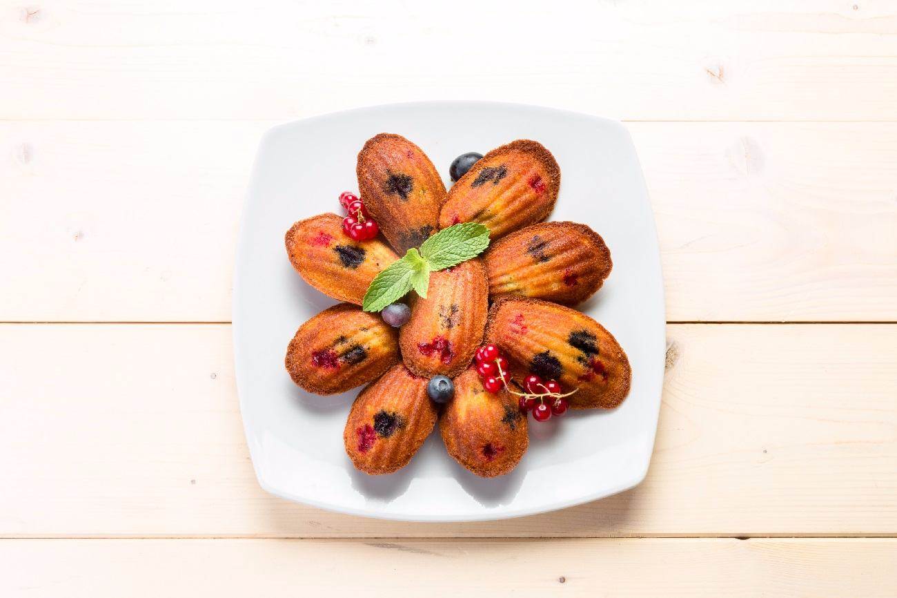 Madeleine con uva, ribes e mirtilli Grana Padano Riserva