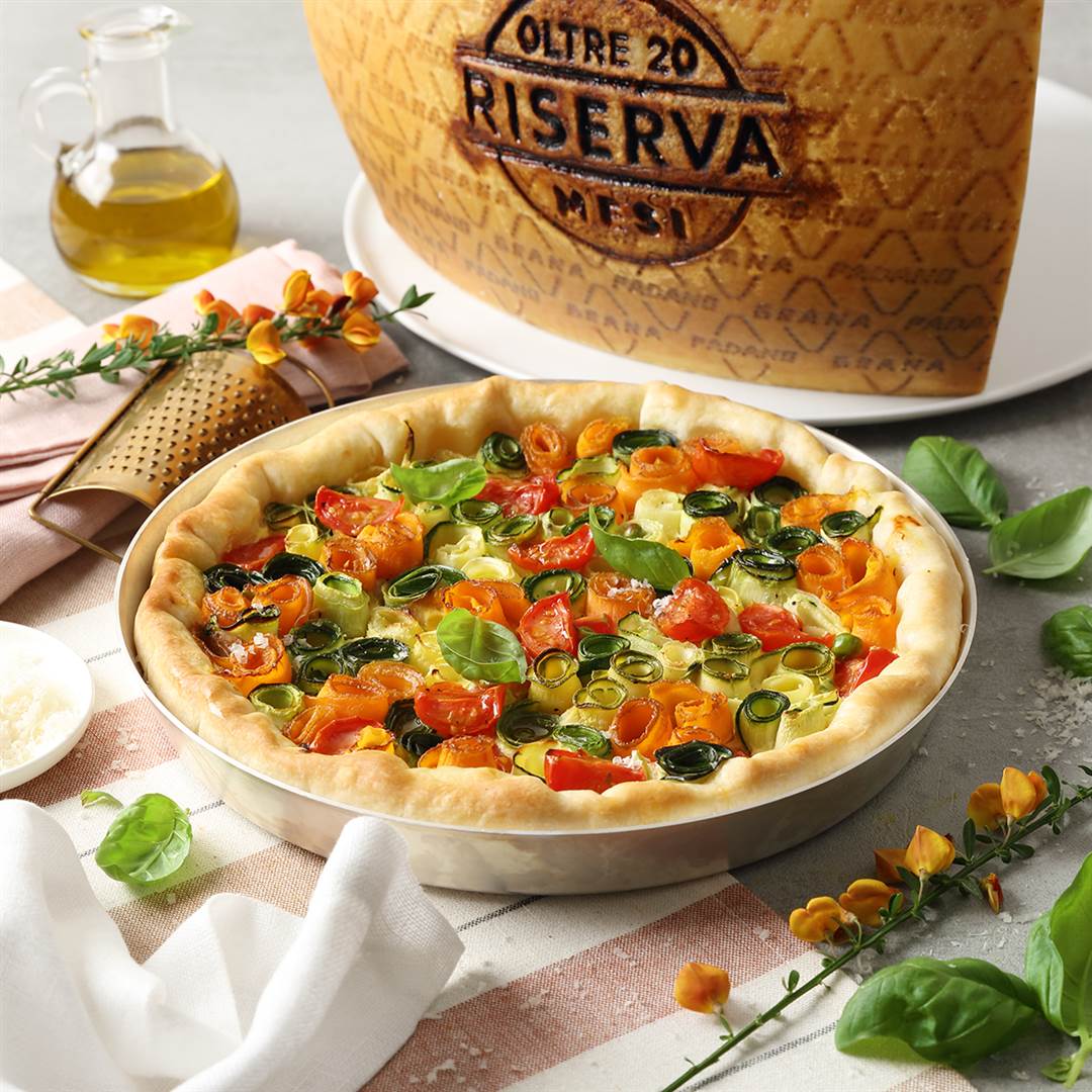 Corona di pasta sfoglia con fiorellini di verdure fresche e Grana Padano Riserva 