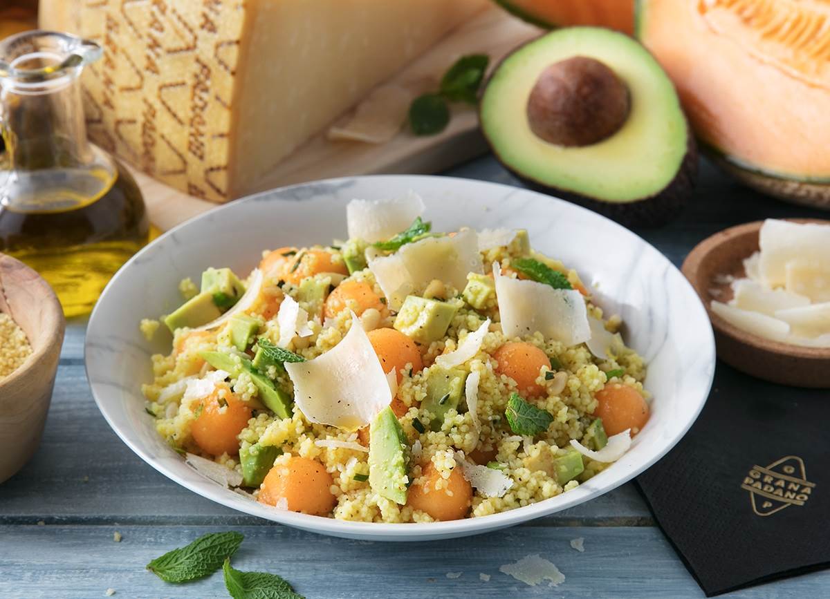 Cous cous con melone, avocado, menta, pinoli e scaglie di Grana Padano