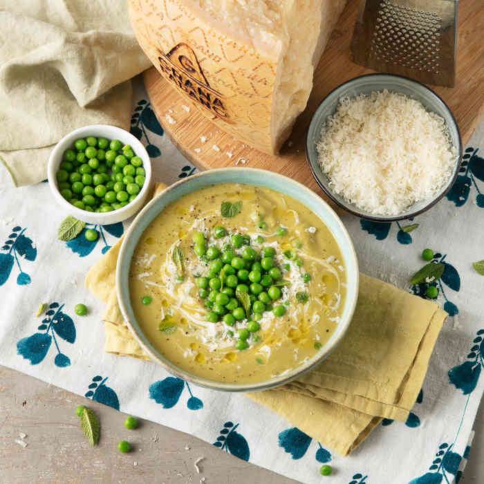 Crema de guisantes con menta, yogurt y Grana Padano