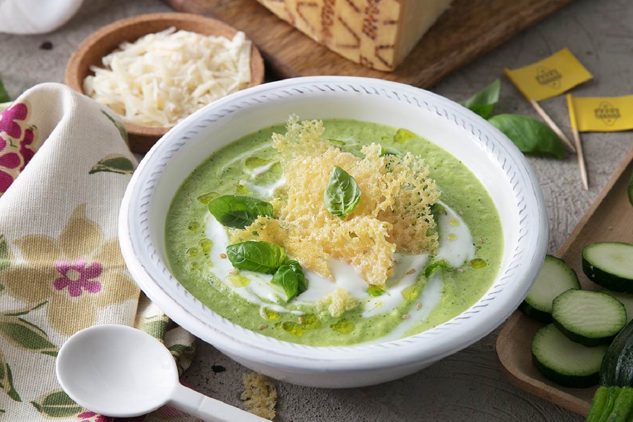 Crema fredda di zucchine, yogurt, sesamo, basilico e cialda di Grana Padano