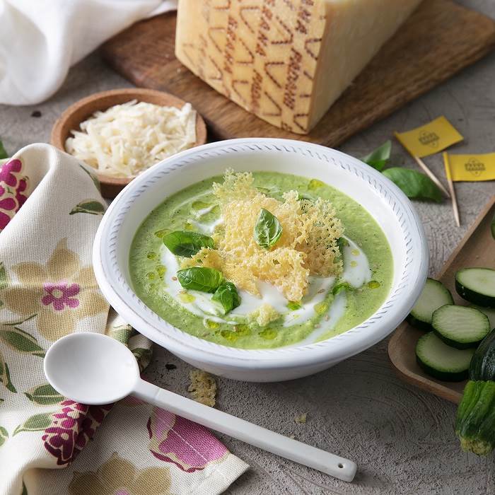 Kalte Zucchini-Joghurtcreme mit Sesam, Basilikum und knusprigen Grana-Padano-Talern
