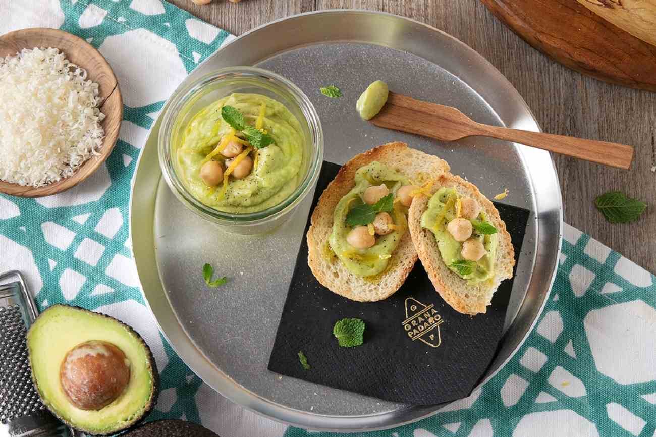 Avocado spread with chickpeas, lemon zest and Grana Padano Riserva