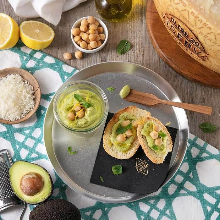 Avocado spread with chickpeas, lemon zest and Grana Padano Riserva
