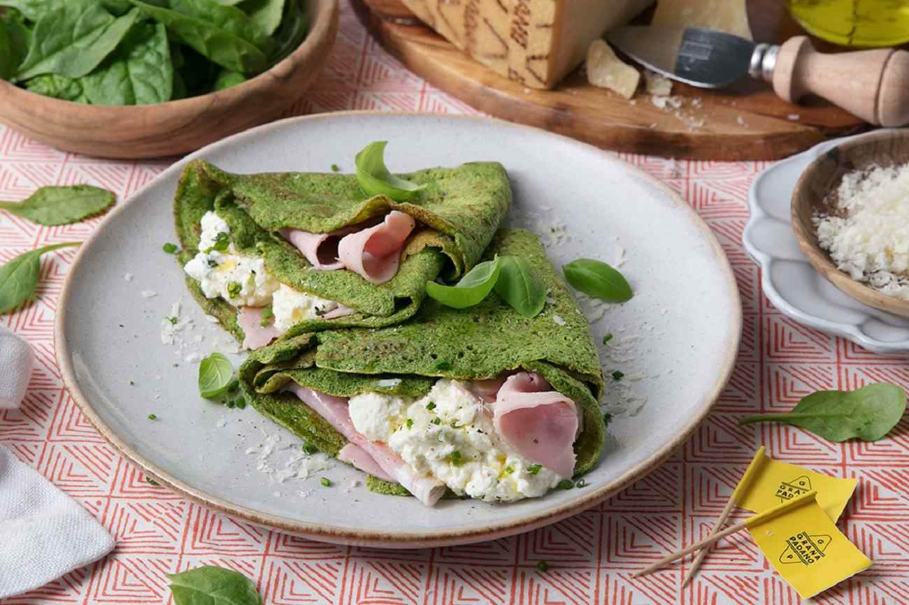 Spinat-Crêpes gefüllt mit Kochschinken, Ricottacreme und Grana Padano ...