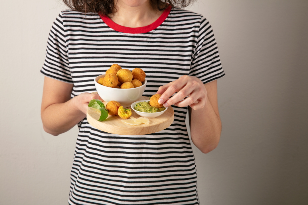 Kroketten aus Kartoffeln, Erbsen, Schinken und Grana Padano mit grüner Zucchini-Minzcreme
