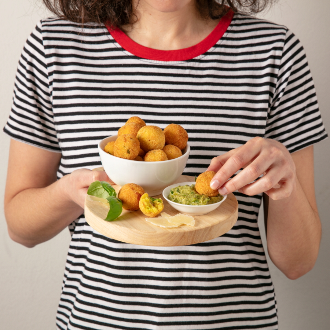 Croquetas de patata, guisantes, prosciutto y Grana Padano con crema de courgette y crema de menta verde