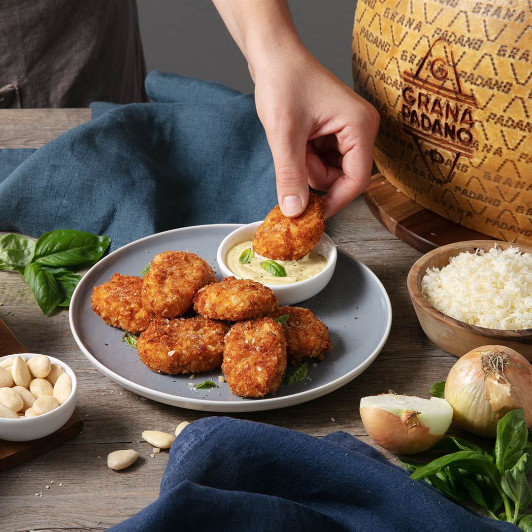 Pollo recubierto de Grana Padano y almendras con salsa de mostaza y mayonesa de albahaca