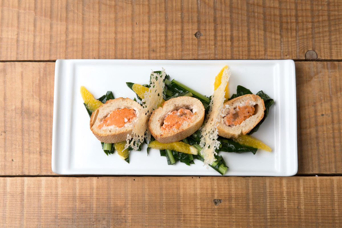 Crostini farciti al salmone, catalogna, arance e Grana Padano