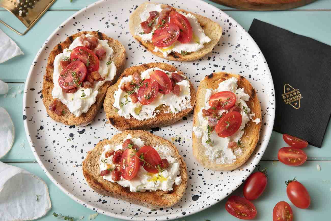Toasts with tomatoes, crispy pancetta, thyme and Grana Padano Riserva