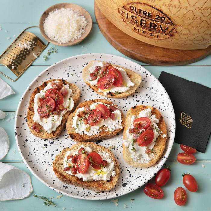 Tostadas con tomatitos, panceta crujiente, tomillo y crema de Grana Padano Riserva