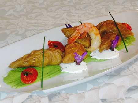 Culurgiones integrali ripieni di gamberi su crema di favette e mousse di Grana Padano