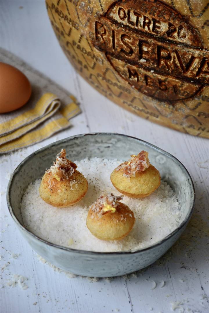 Puffed potatoes with carbonara and Grana Padano mousse