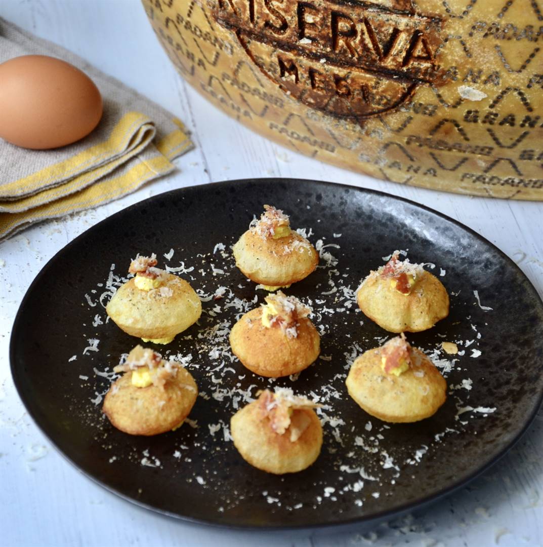 Puffed potatoes with carbonara and Grana Padano mousse