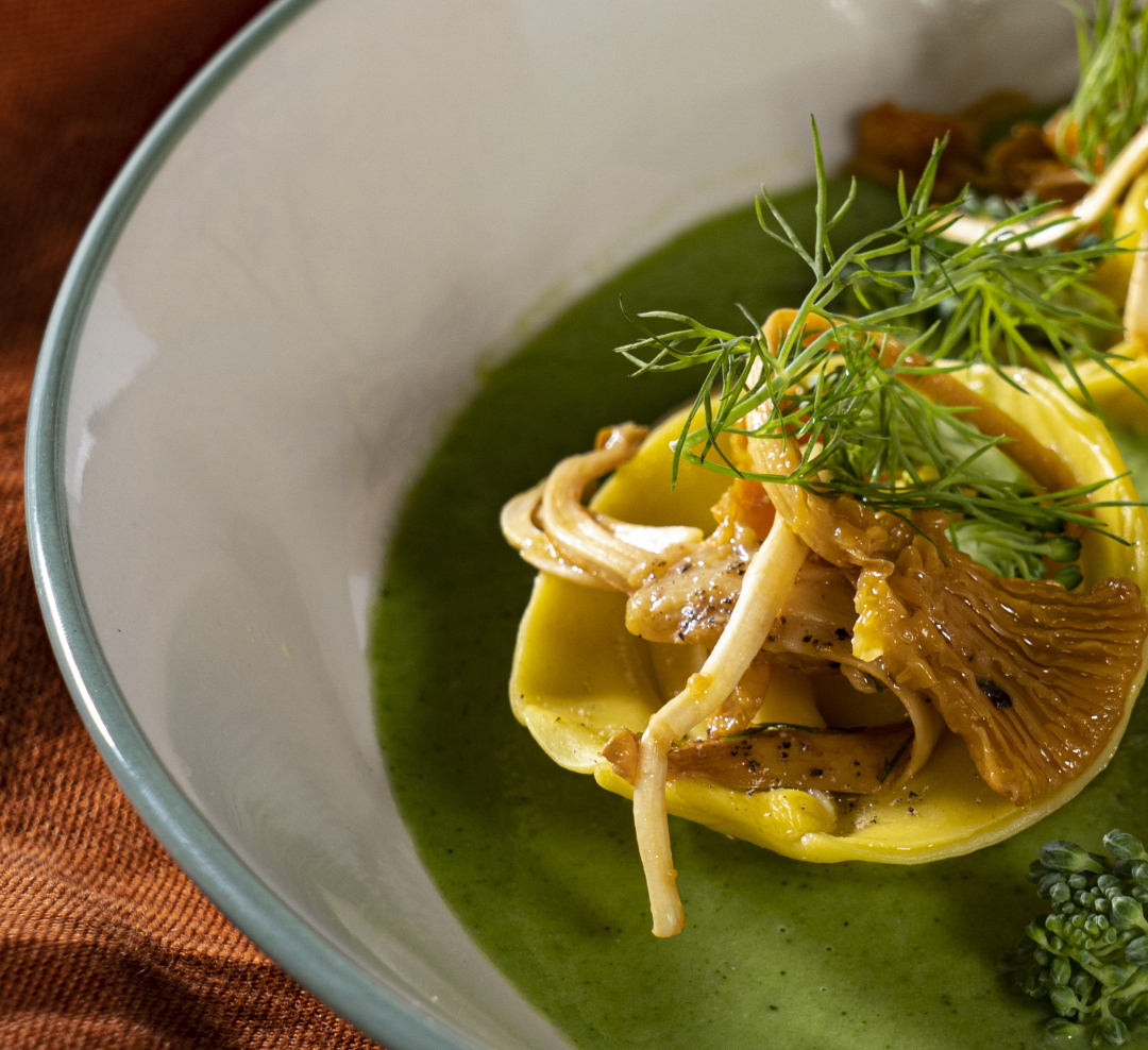 Cappellaccio al Grana Padano DOP, con crema di broccoli e insalata di finferli