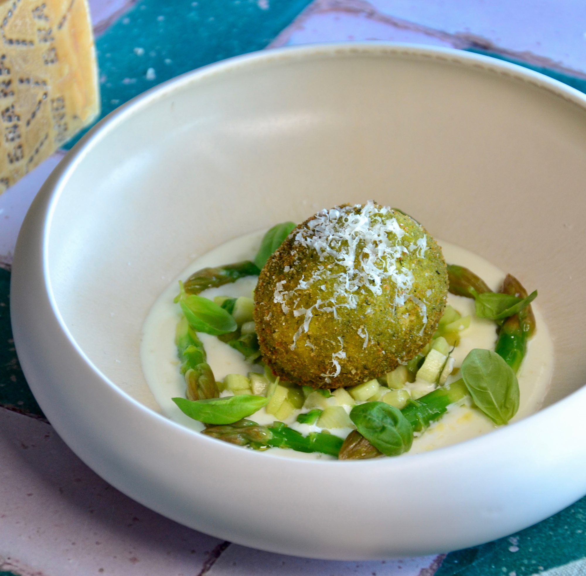 Crispy egg with asparagus and Grana Padano sauce
