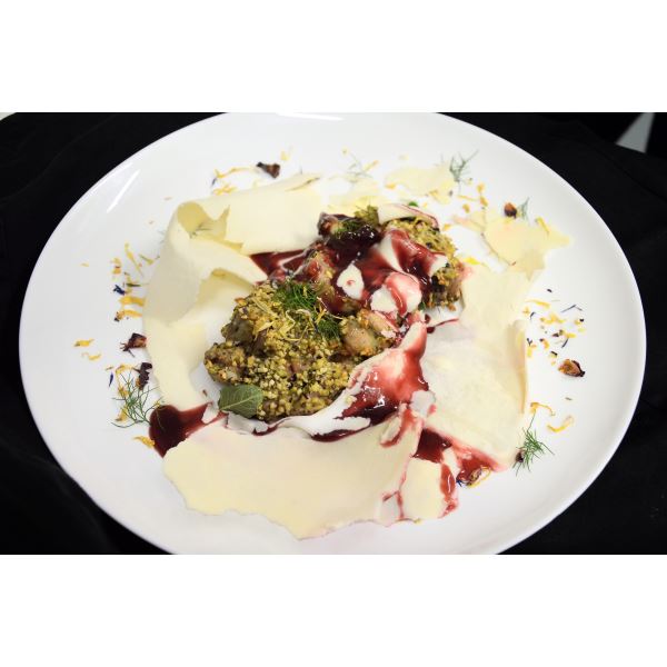 Semisfera di Grana Padano con carrè d’agnello in crosta di pistacchio, salsa agrodolce di melagrana e passito di Montefalco.