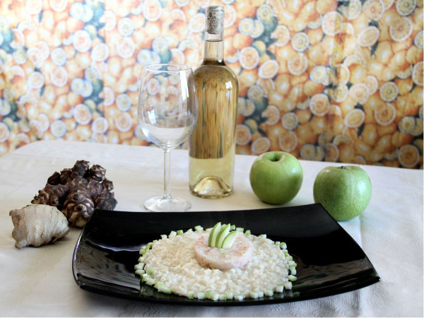 Risotto con crema di topinambur, tartare di gambero e mela verde