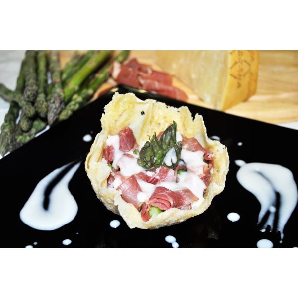 Involtino d’asparago in crosta di Grana Padano Riserva su crema di pane agliata
