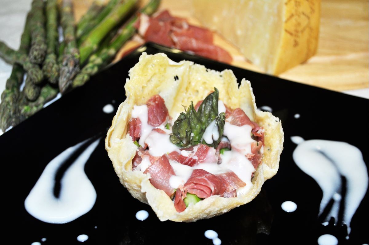 Involtino d’asparago in crosta di Grana Padano Riserva su crema di pane agliata