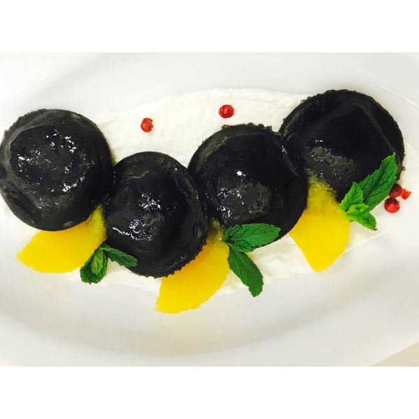 Bottoni di fonduta Padana con pesche e salsa acida