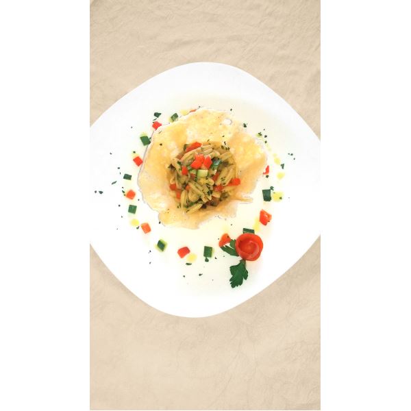 Cavatelli in cialda croccante di Grana Padano con colori primavera