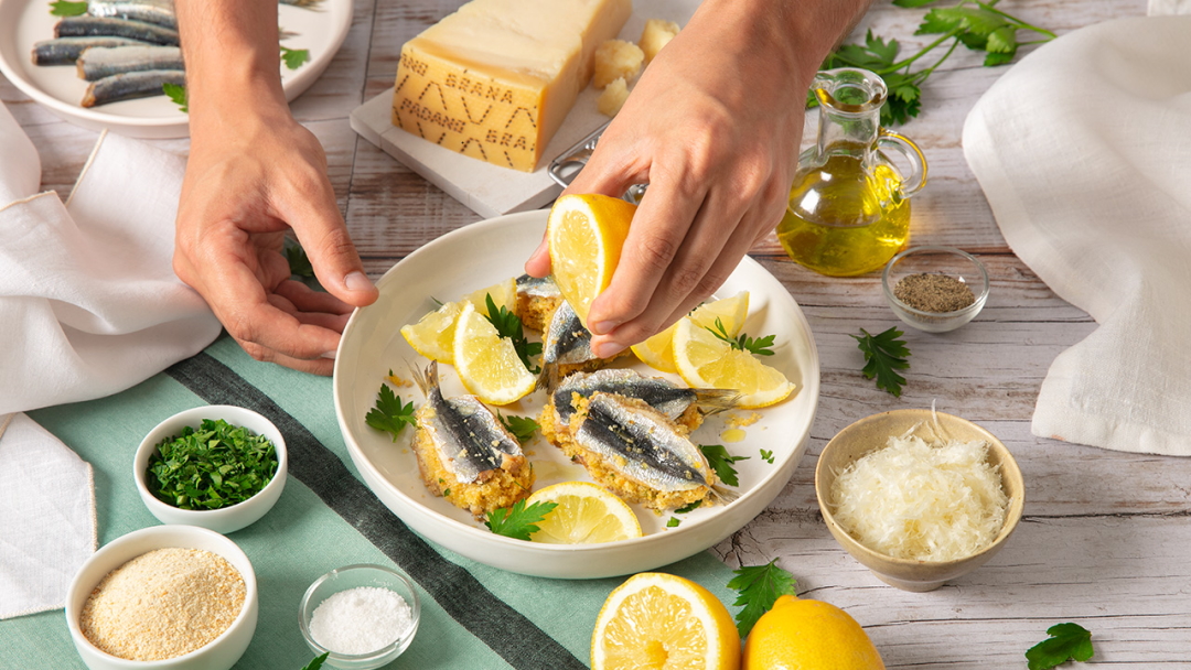 Sarde al forno farcite con pangrattato, prezzemolo e Grana Padano