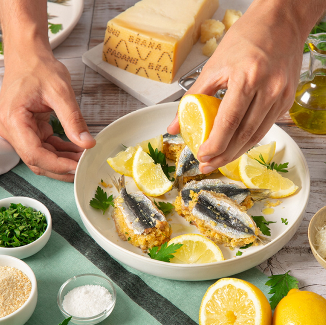 Ofensardinen gefüllt mit Paniermehl, Petersilie und Grana Padano