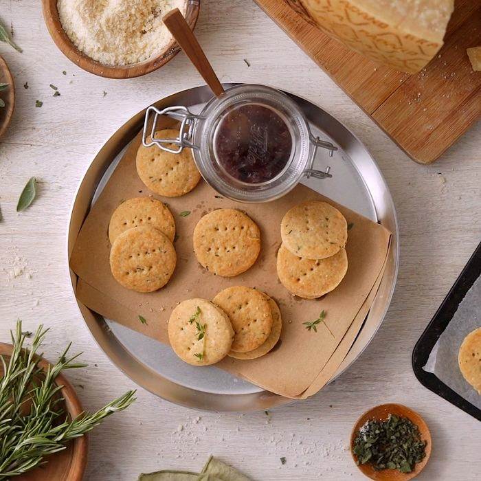 Frollini salati con erbe aromatiche e Grana Padano Riserva 