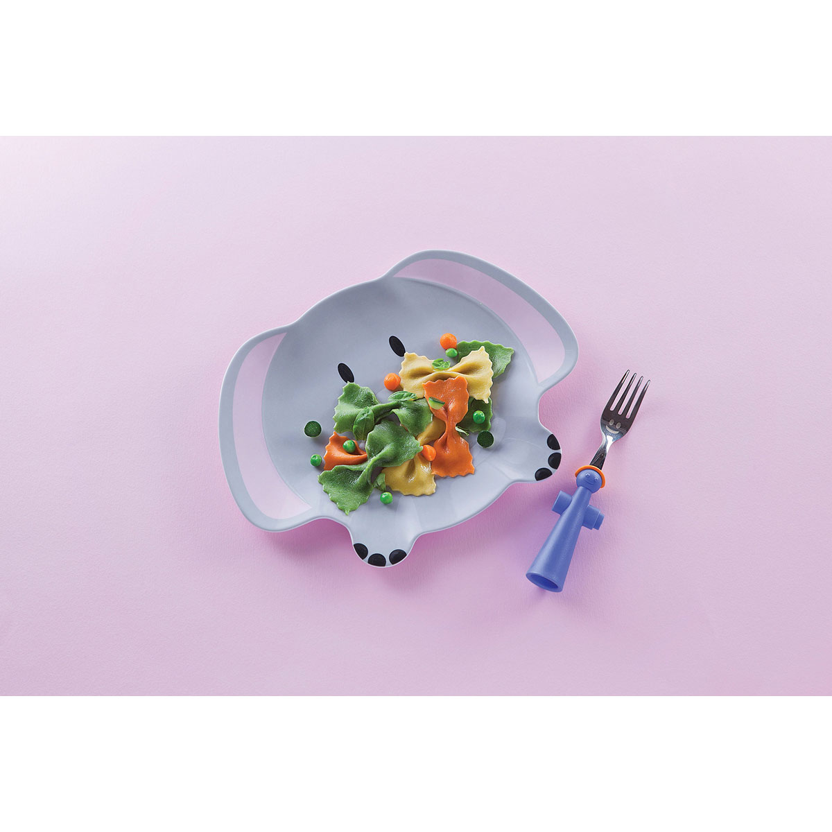 Farfalle di pasta fresca colorata, Grana Padano Riserva, e coriandoli di verdure