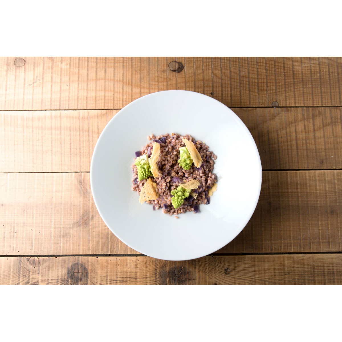 Farro como risotto, col roja y romanesco, Grana Padano