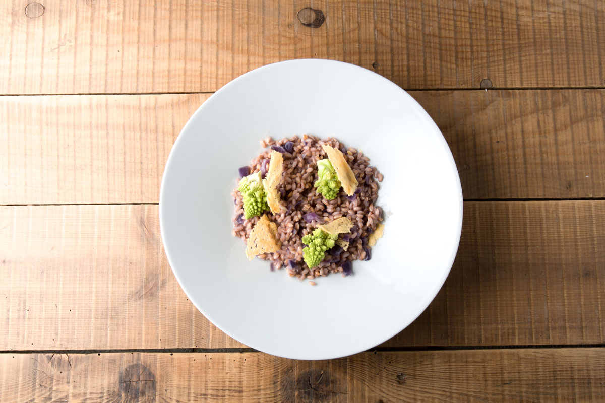 Farro como risotto, col roja y romanesco, Grana Padano