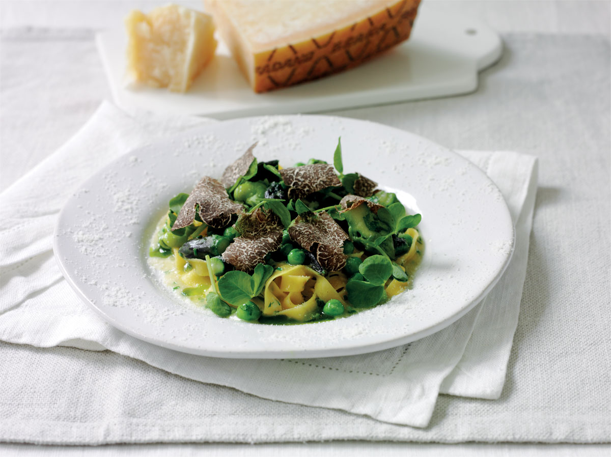 Fettucine mit Puffbohnen, Erbsen und Grana Padano Riserva