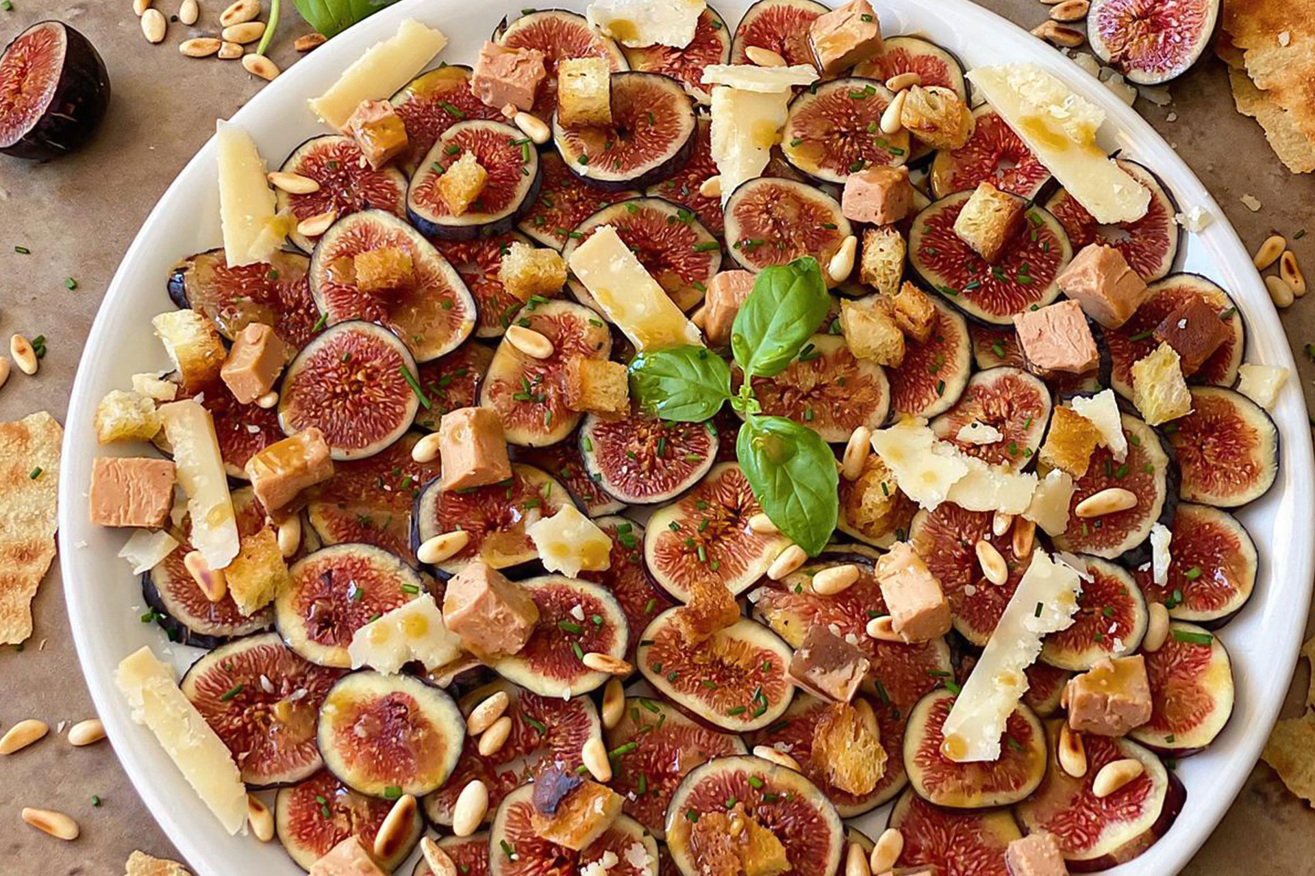 Carpaccio de higos con Grana Padano, piñones tostados, foie mi cuit, pan frito y vinagreta de mostaza