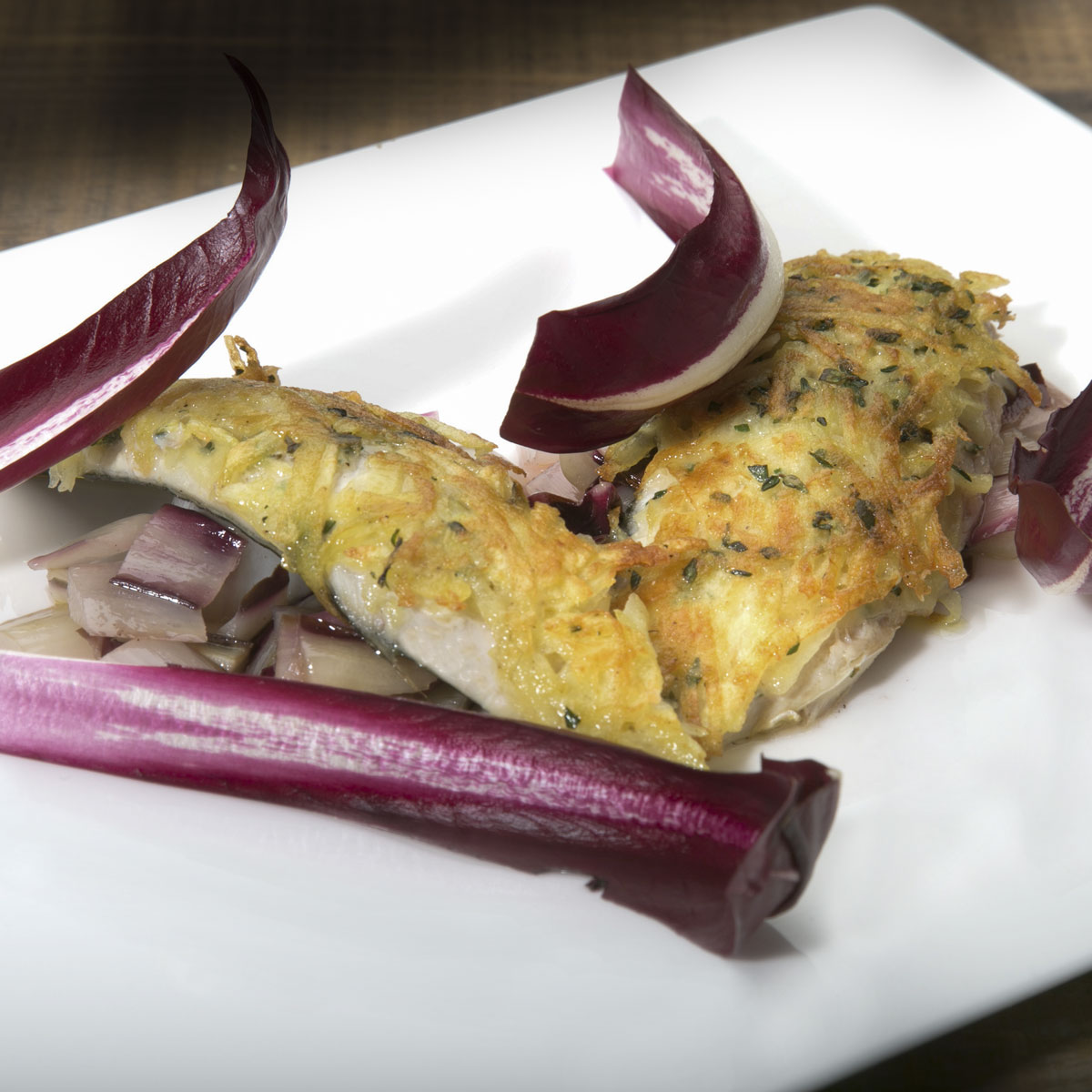 Filetto di sgombro in crosta di patate e Grana Padano con radicchio in agrodolce
