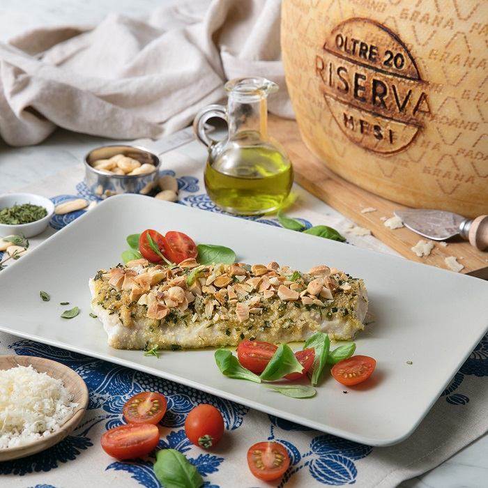 Filetto di merluzzo al forno in crosta di Grana Padano Riserva, mandorle, pangrattato e erbe aromatiche