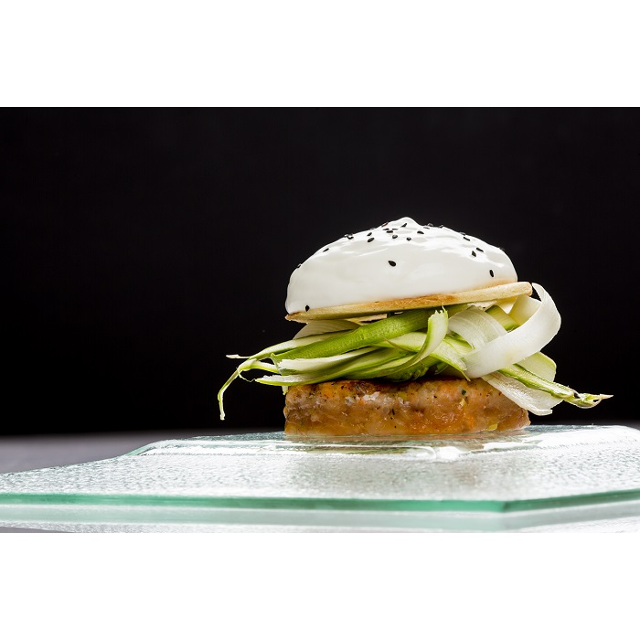 Fishburger di trota salmonata con asparagi e spuma di Grana Padano selezione sartoriale