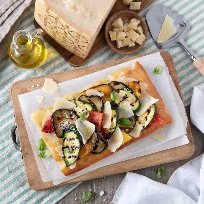 Focaccia con verdure grigliate (melanzane, peperoni, zucchine…), basilico e scaglie di Grana Padano
