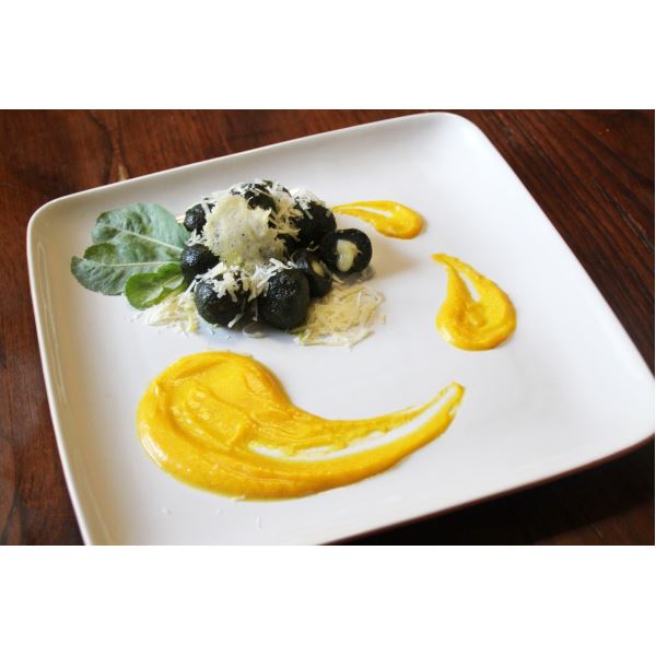 Biglie verdi alle erbe amare ripiene di Grana Padano con crema di zucca gialla