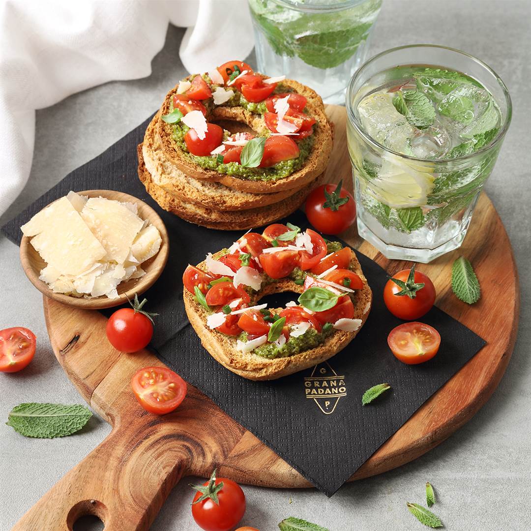Mojito mit Minze, Vollkorn-„Freselle“ mit Kirschtomaten, Pesto und Grana Padano Riserva