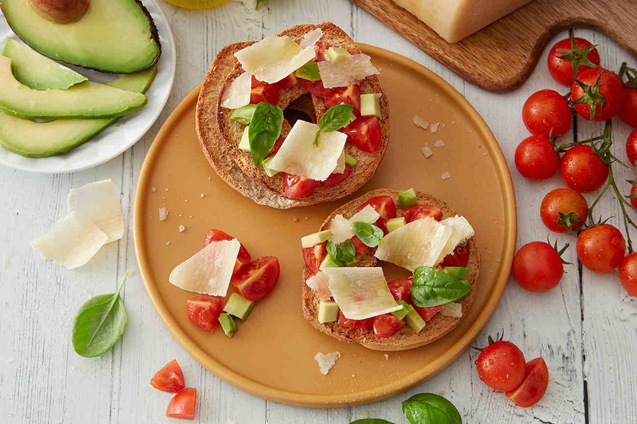“Friselle” mit Tomaten, Avocado und Grana Padano