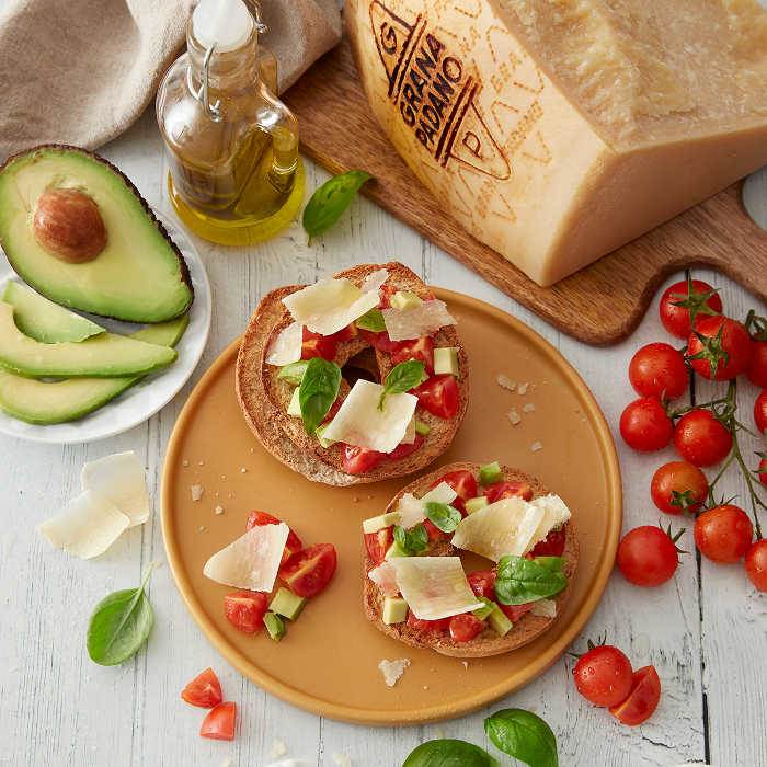 “Frisella” with tomatoes, avocado and Grana Padano